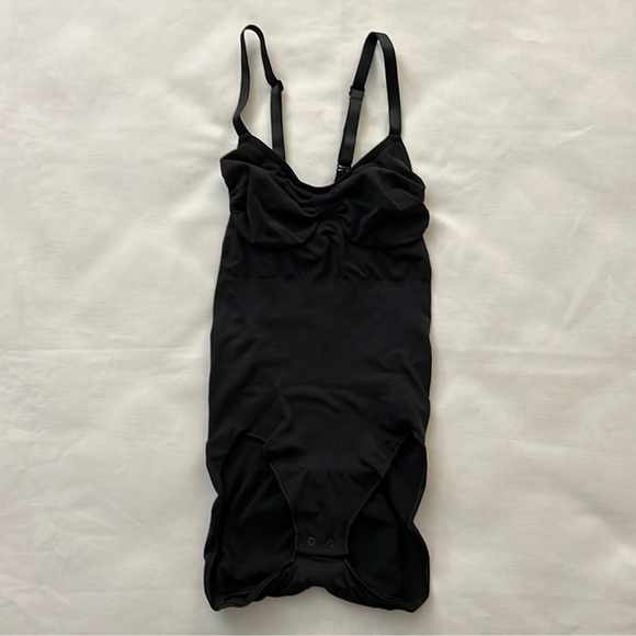 SKIMS Other - SKIMS Black Sculpting Bodysuit Shapewear